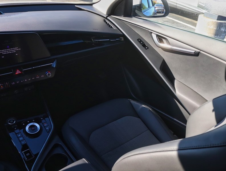 2024 Kia Niro PHEV 1000KM/TANK/BEST IN CLASS CARGO/OFF-LEASE