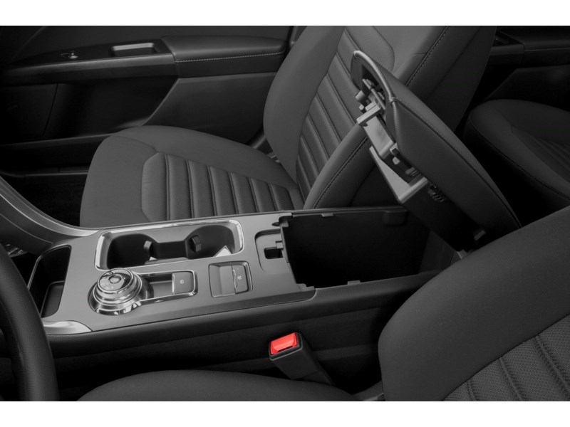 2018 Ford Fusion SE FWD Interior Shot 7