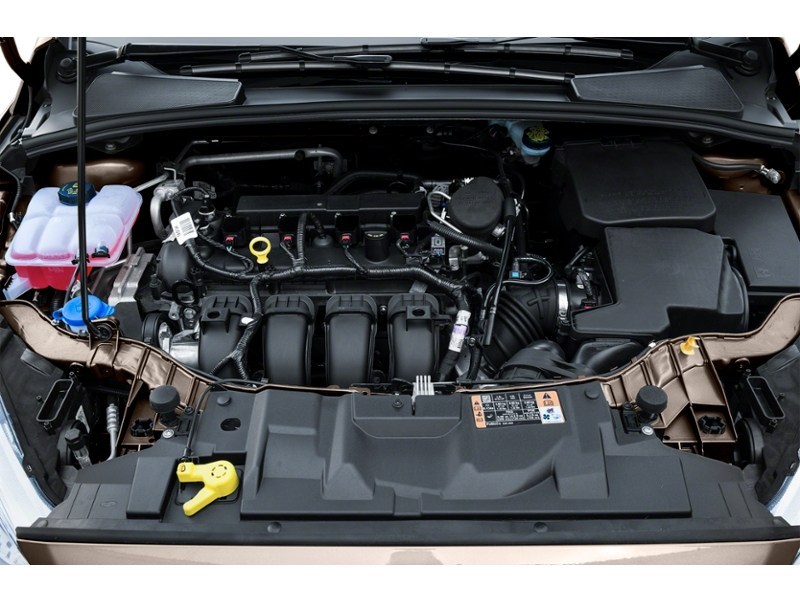 2016 Ford Focus 4dr Sdn SE Exterior Shot 3
