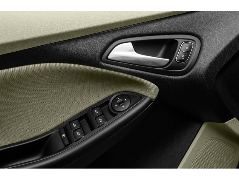 2016 Ford Focus 4dr Sdn SE Exterior Shot 14
